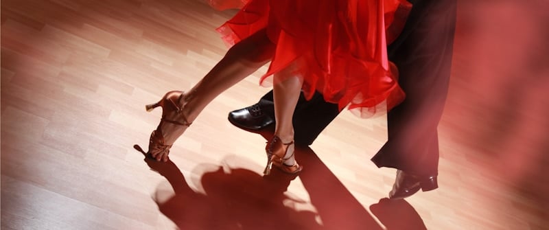 tango dansers in rood licht